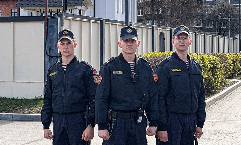 Военнослужащие в Бресте усмирили буйного пациента скорой, оказавшегося еще и вором