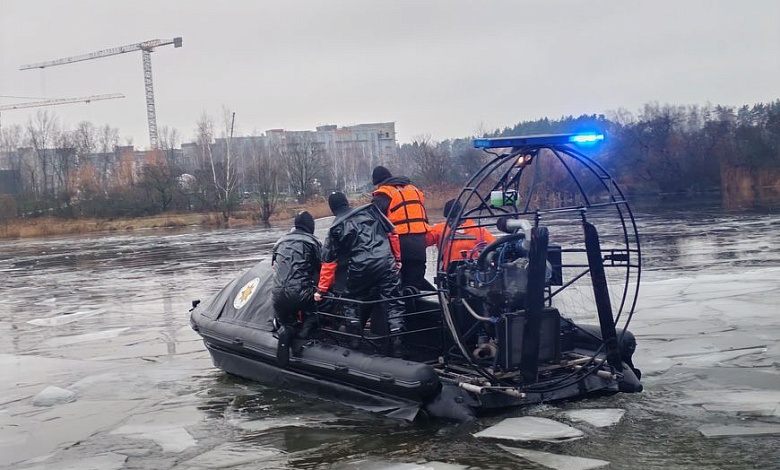 Шесть человек уже погибли! МЧС напоминает правила поведения на льду