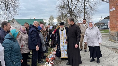 Великая суббота: освящение праздничной снеди у Крестовоздвиженского храма в Лунинце