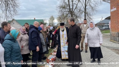 Великая суббота: освящение праздничной снеди у Крестовоздвиженского храма в Лунинце