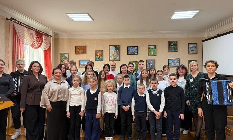 Концерт к Дню семьи устроили в ДШИ Лунинца