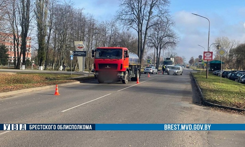 Автомобиль сбил женщину на пешеходном переходе в Кобрине. Она погибла