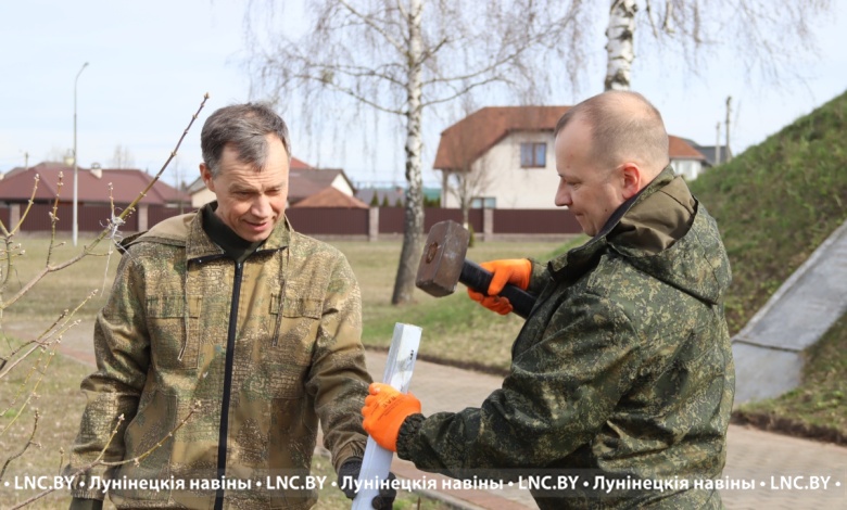 Районный субботник прошел в Лунинце (фоторепортаж)