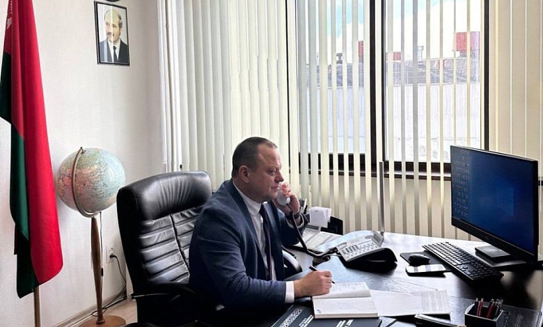 Сенатор провел прямую телефонную линию по вопросам семейной политики