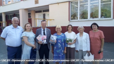 Кнігі з аўтографам старшыні ﻿Саюза пісьменнікаў Беларусі атрымалі ўстановы адукацыі Лунінца
