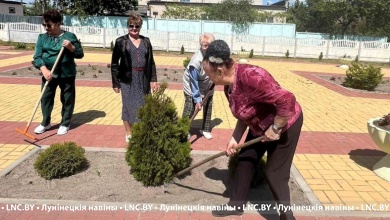 Пожилые люди принимают участие в благоустройстве Лунинца