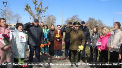 У Братской могилы жертв фашизма в Лунинце состоялся митинг