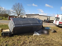 Бус вылетел на главную дорогу и врезался в грузовик. Водитель погиб