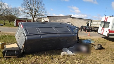 Бус вылетел на главную дорогу и врезался в грузовик. Водитель погиб