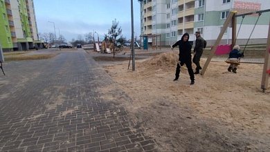 В Лунинце военнослужащие организовали субботник