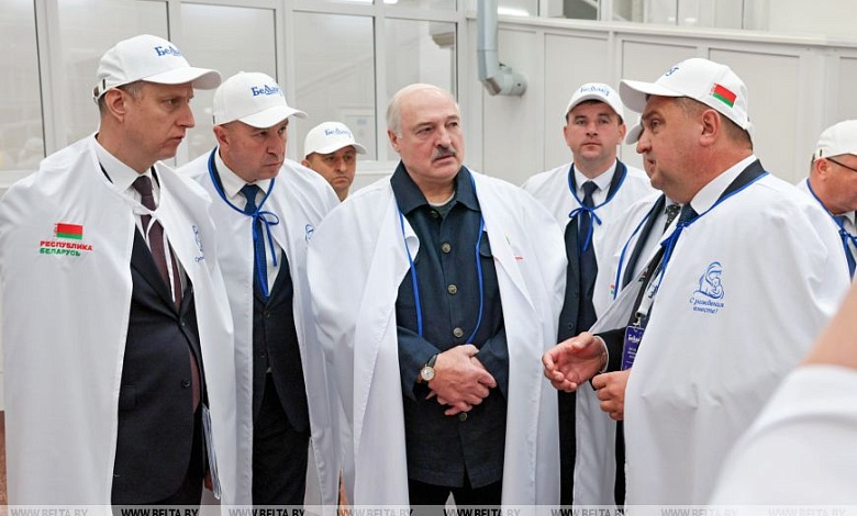 Лукашенко: Ладно, не соблазняй! Я сладкоежка! // Рабочая поездка