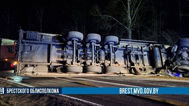 Фура перевернулась в Брестской области. Водитель в больнице