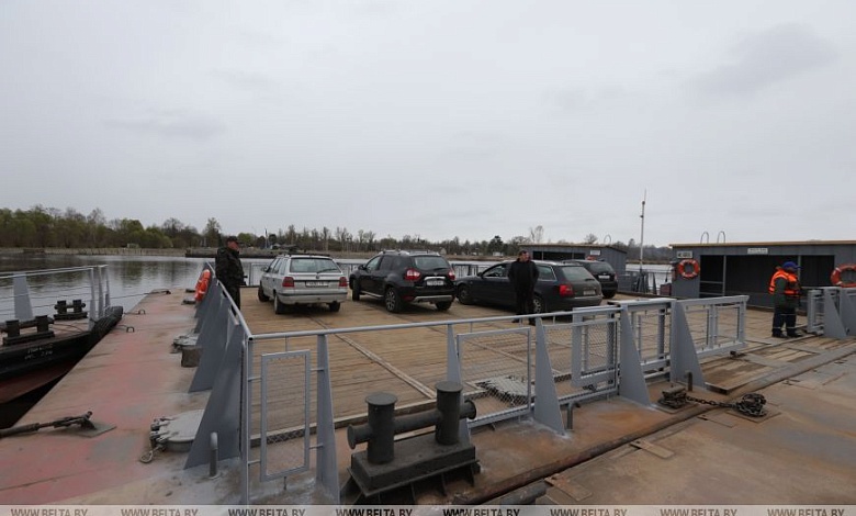 "Мужики, ну очень надо на другой берег!" Переправа через Припять, которая объединяет два района