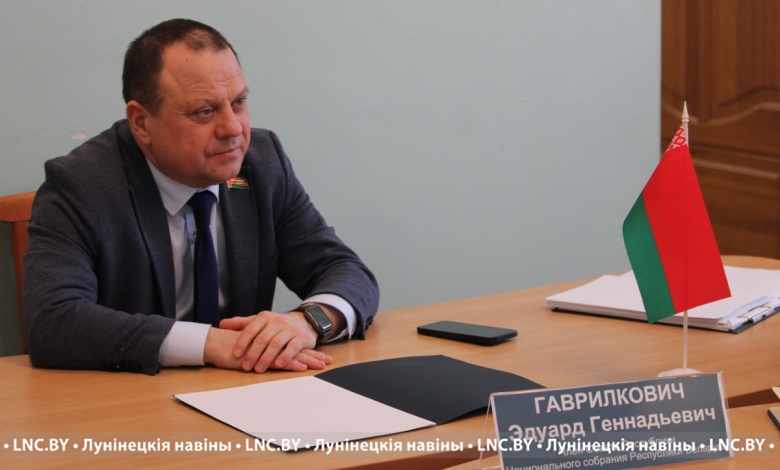 Сенатор провёл единый прием граждан в Микашевичах 