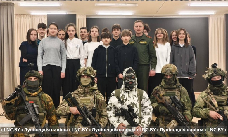 О воинской профессии рассказали офицеры лунинецким школьникам