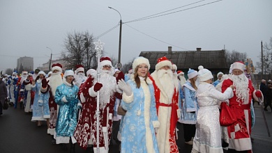 Праздничное шествие Дедов Морозов и Снегурочек состоялось в Лунинце