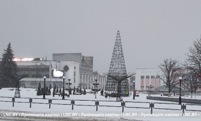 Фотофакт. В Микашевичах уже установили каркас главной городской елки