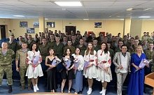 Бойцов сил специальных операций поздравили артисты Лунинца