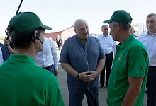 Лукашенко в поле: Ну ты меня господином не величай! // Уборочная