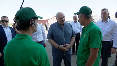 Лукашенко в поле: Ну ты меня господином не величай! // Уборочная