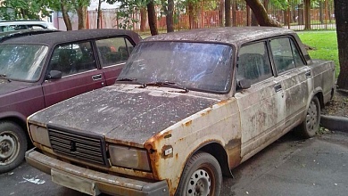 Брошенный автомобиль – головная боль ваших соседей