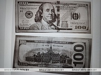 В Пинске отец подарил дочери фальшивые 100 долларов на день рождения