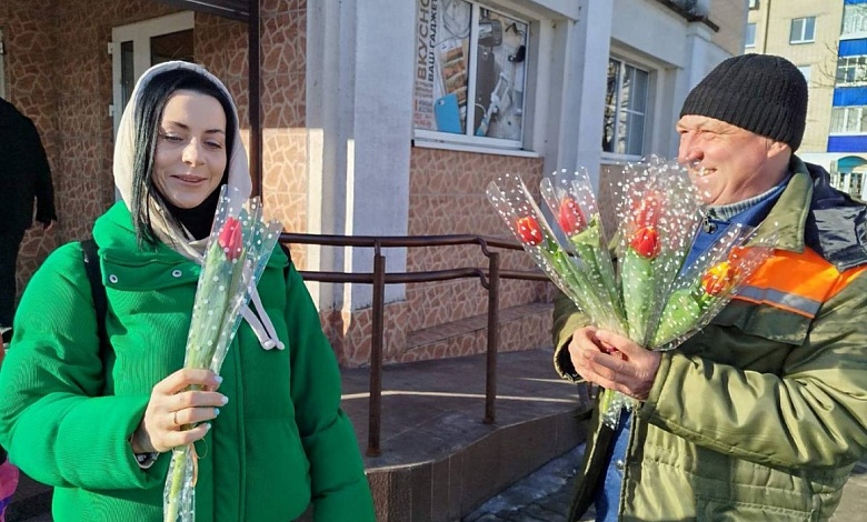 Работники ЖКХ на улицах Лунинца дарили женщинам цветы!