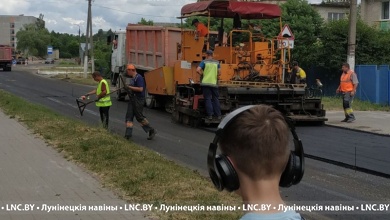 Фотофакт: укладка асфальта по улице Молодёжная в Микашевичах