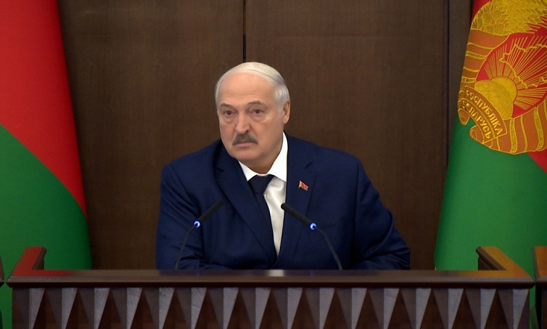  Лукашенко ЖЁСТКО: Тоже показуха, Президент же будет ехать! Трубы таскают, кабель тянут какой-то!