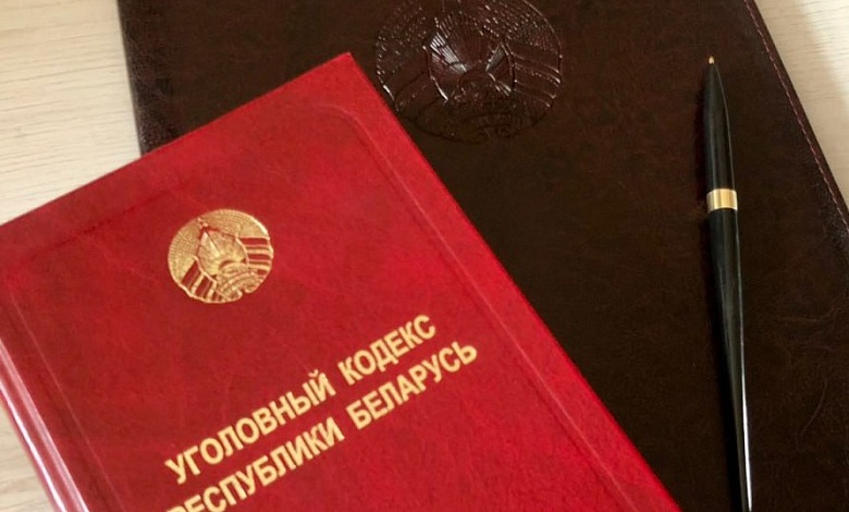 Супруги рассчитывались чужой банковской картой в торговых объектах Микашевичей. Их судили 