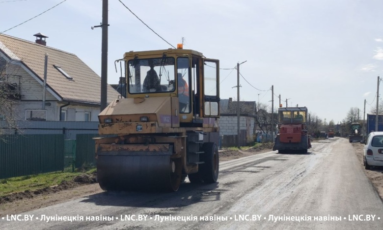 Специалисты ведут асфальтирование и благоустройство улиц в Микашевичах