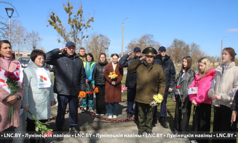 У Братской могилы жертв фашизма в Лунинце состоялся митинг