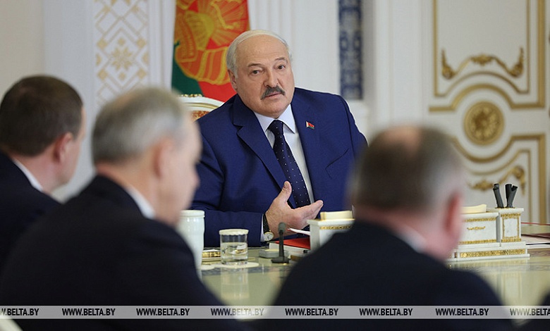 "Подписываю автоматически". Лукашенко поручил не разводить бюрократию, а больше решений принимать на местах