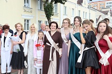 Парад выпускников-2025 состоялся в Лунинце. Большой фоторепортаж