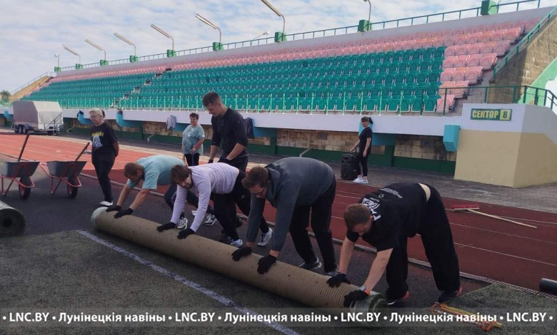 В рулоны скатывают футбольное поле в Лунинце