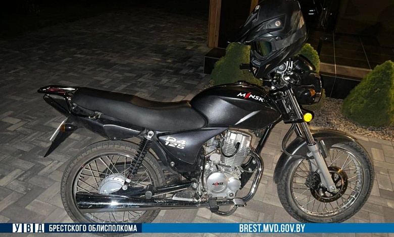 "Лежачий полицейский" | Пассажир слетел с мотоцикла в Брестской области. Он в больнице