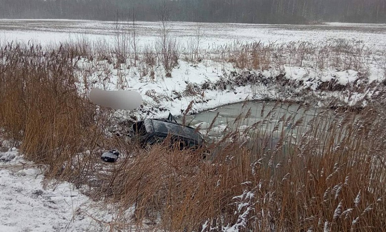 Автомобиль вылетел в водоем: водитель спасся, пассажирка погибла