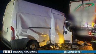 Бус и седельный тягач столкнулись на автотрассе М1. Погиб пассажир 