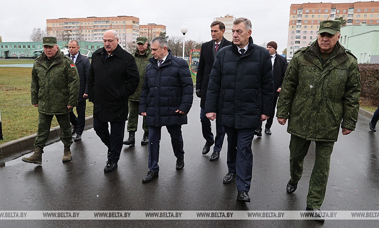 Лукашенко в Гомеле ознакомился с работой артиллерийской базы вооружения