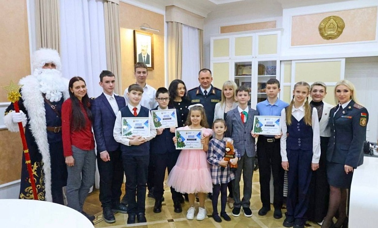 Министр вручил юной лунинчанке подарок! Она победила в творческом конкурсе “Мечты сбываются” 