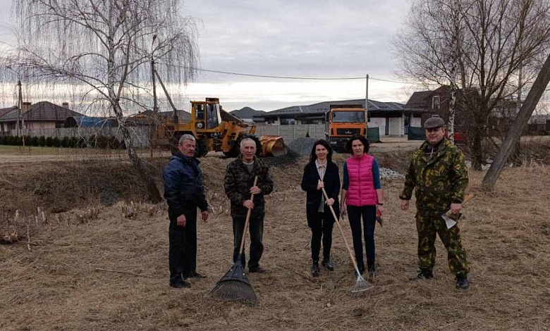 Месячник по благоустройству. Главный санитарный врач вместе с коллегами наводят порядок