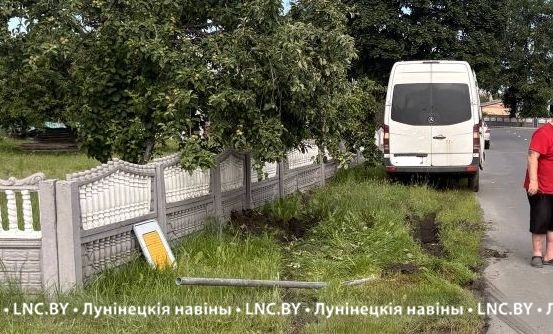 Маршрутка снесла дорожный знак в Микашевичах