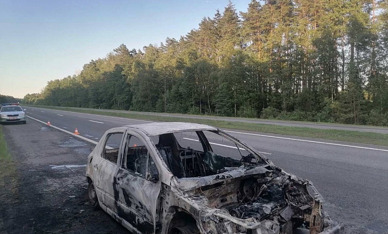 Во время движения загорелся автомобиль в Брестской области