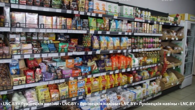 Ассортимент сельских магазинов в Лунинецком районе изучали вместе с покупателями