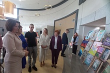 Лунинчане презентовали выставку картин Министру труда и социальной защиты 