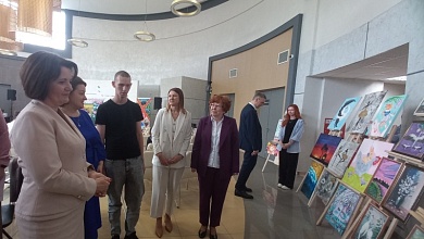 Лунинчане презентовали выставку картин Министру труда и социальной защиты 