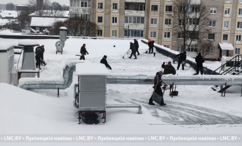 В уборке снега помогают родители школьников. Где?