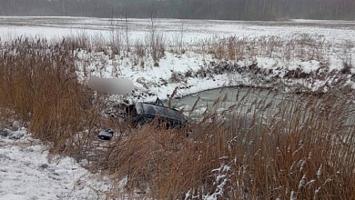 Автомобиль вылетел в водоем: водитель спасся, пассажирка погибла