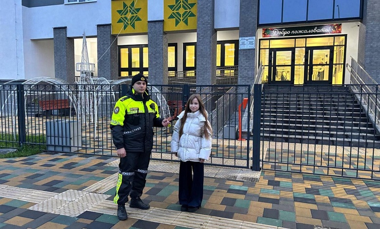 Сотрудники ГАИ выступают с лекциями и раздают фликеры в Лунинецком районе