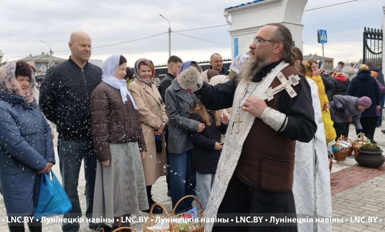Великая суббота: освящение пасхальной снеди в храме Рождества Иоанна Предтечи в Микашевичах